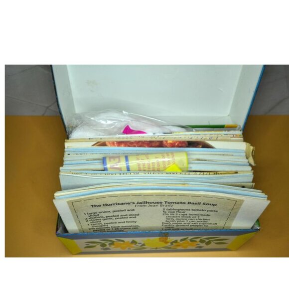 Vintage Metal Recipe Box With Recipes Syndicate Mfg Phoenixville Pa Kitchen - Picture 9 of 10